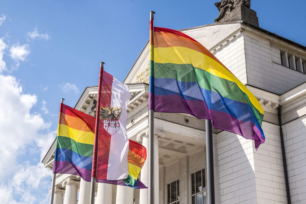 Stadtflagge und Regenbogenflaggen vor dem Duisburger Stadttheater