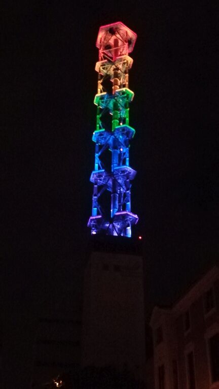 Stadtwerketurm in Regenbogenfarben