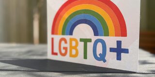 Schild mit LGBTQ+ und einem Regenbogen