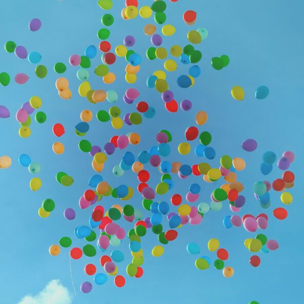 Bunte Luftballons im Himmel