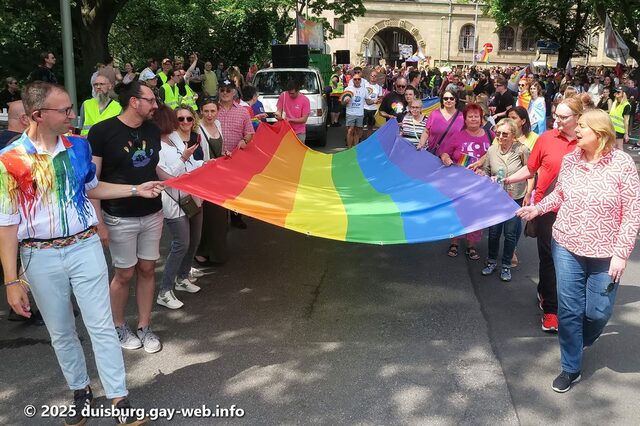 Menschen u.a. Bundesministerin Bärbel Bas halten die Regenbogenflagge