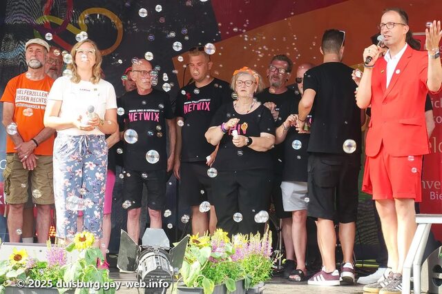 Menschen auf der Bühne