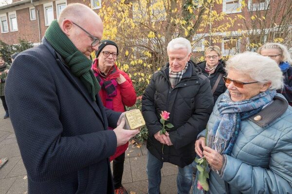 Oberbürgermeister Link hält den Stolperstein in Händen