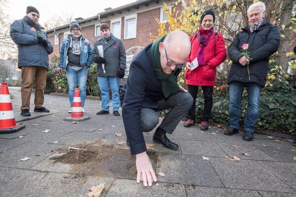 Oberbürgermeister Link verlegt den Stolperstein