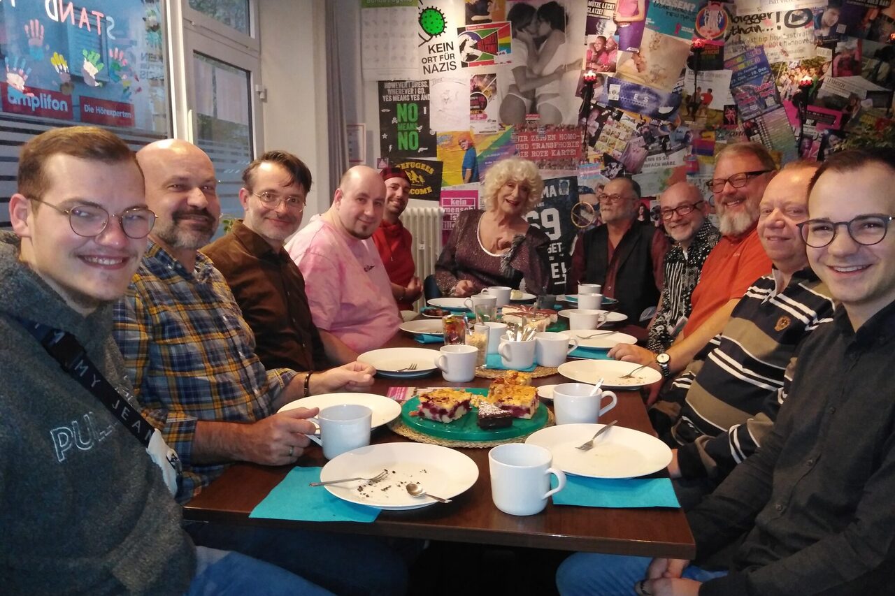 Mit Lilo Wanders an einer Kaffeetafel