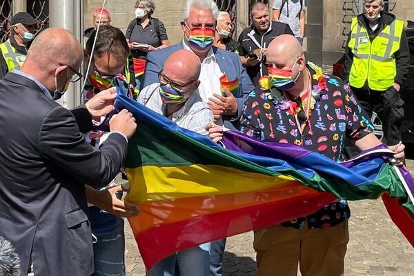 Stadtwerketurm in Regenbogenfarben