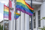 Stadtflagge und Regenbogenflaggen wehen vor dem Stadttheater Duisburg