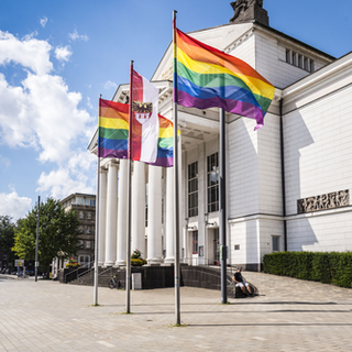 Stadtflagge und Regenbogenflaggen wehen vor dem Stadttheater Duisburg