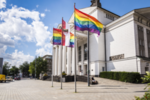 Stadtflagge und Regenbogenflaggen wehen vor dem Stadttheater Duisburg