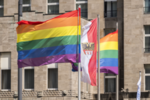 Stadtflagge und Regenbogenflaggen wehen vor dem Stadttheater Duisburg