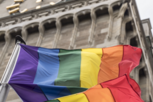 Gehisste Flagge vor dem Rathausturm