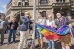 Oberbürgermeister Sören Link hisst die Regenbogenflagge