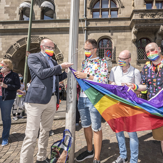 Oberbürgermeister Sören Link hisst die Regenbogenflagge