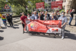 Eine Gruppe hält ein Plakat mit er Aufschrift "Zeit für ein Update"