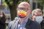 Oberbürgermeister Sören Link mit Regenbogenmaske