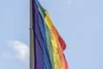 Die gehisste Regenbogenflagge