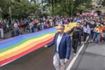 Die Regenbogenflagge wird getragen