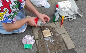 Reinigung Stolperstein Werner Bangert