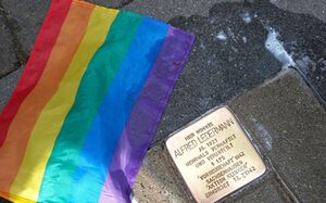 Stolperstein Alfred Ledermann nach der Reinigung