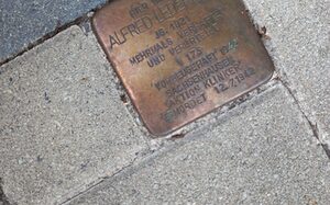 Stolperstein Alfred Ledermann vor der Reinigung