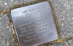 Stolperstein Paul Friedrich vor der Reinigung
