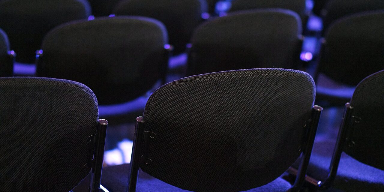 Viele Stühle in einer Reihenbestuhlung