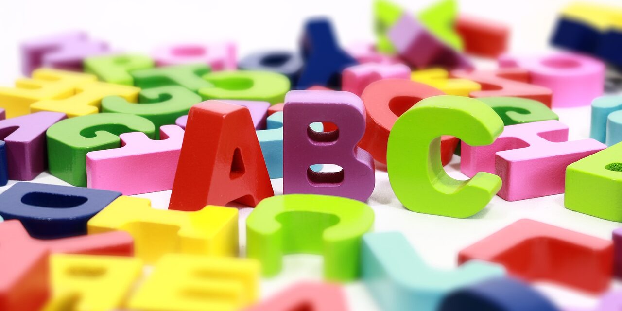 Bild mit bunten Buchstaben drauf