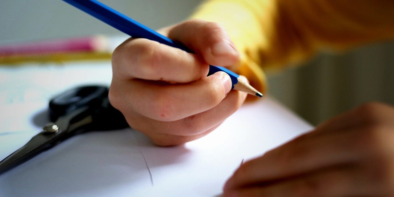 Ein Kind mit einem Stift in der Hand