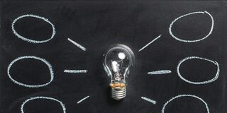 Glühbirne mit Kreisen an den Seiten