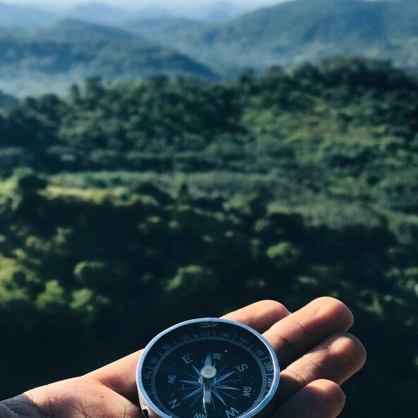 Hand mit Kompass