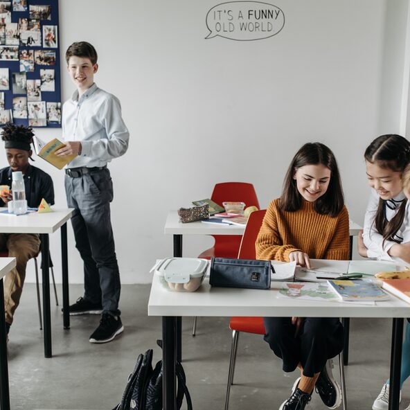 Schülerinnen und Schüler verschiedener Nationalitäten in einem Klassenraum