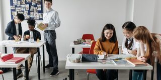 Schülerinnen und Schüler verschiedener Nationalitäten in einem Klassenraum