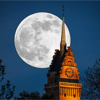 Mond über dem Rathaus