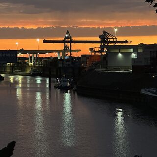 Hafenbecken im Abendrot