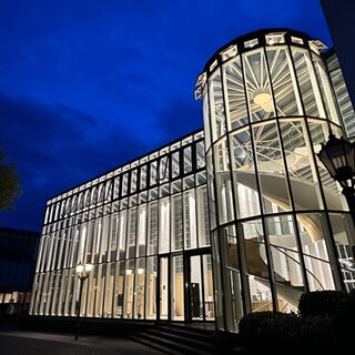 Gebäude erleuchtet während der Blauen Stunde