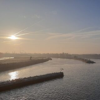 Duisburger Hafen im Morgendunst