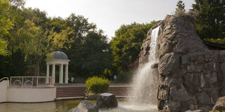 Revierpark Mattlerbusch - griechische Pagode und der Wasserfall