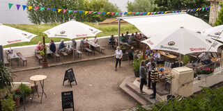 Biergarten in Duisburg-Homberg an der Königstraße mit Blick auf Ruhrort und den Rhein.