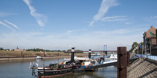 Ruhr mit Museumsschiff Oskar Huber