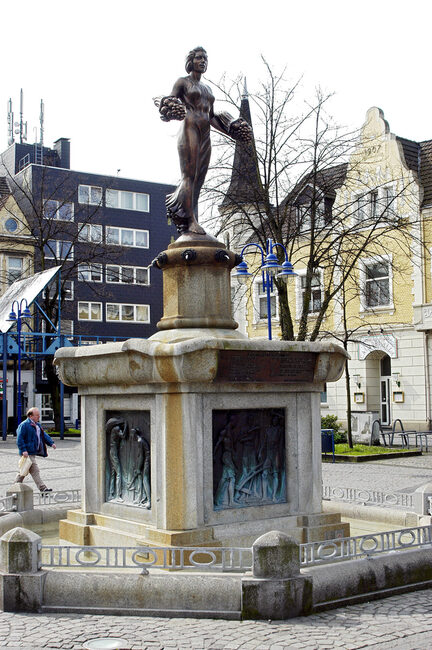 Homberg Bismarckplatz historischer Marktbrunnen
