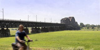 Haus-Knipp-Brücke - Eisenbahnbrücke über den Rhein zwischen Beeckerwerth und Baerl