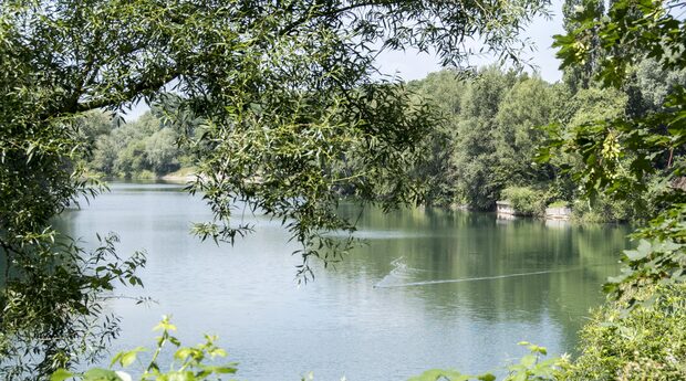Beeckerwerther See an der Vogelwiese. Der ehemaliger Baggersee liegt abseits der Wohnbebauung an den Sportanlagen des VfB Ruhrort/Laar und längs der Autobahn 42