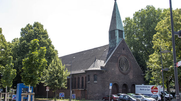 Katholische Kirche St. Antonius in Duisburg-Beeckerwerth an der Ahrstraße