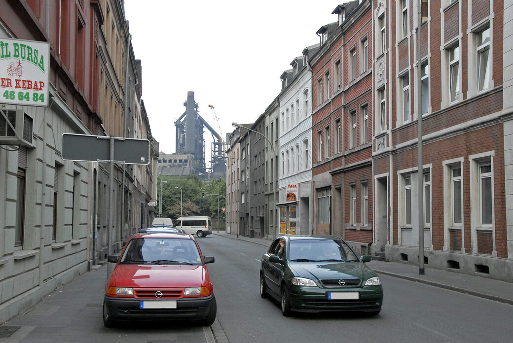 Dieselstr. in Bruckhausen mit Blick auf Hochofen ThyssenKrupp Steel