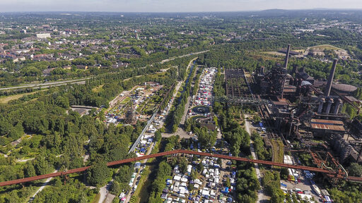 Luftaufnahme - Landschaftspark Duisburg-Nord, Hüttenwerk Meiderich. Veranstaltung "24-Stunden-Mountainbike-Rennen" durch den Park. Rechts sind die Hochöfen und der Gasometer zu sehen.