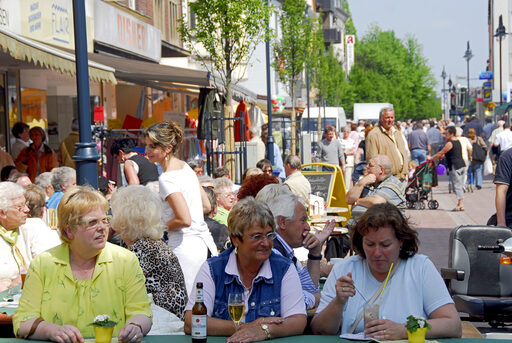 Von der Markstraße in Meiderich. Menschen sitzen draußen im Cafe und essen Eis und ein lecker Pilsken.
