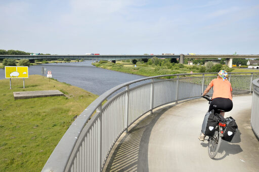 Radbrücke über die Ruhr mit Radfahrer