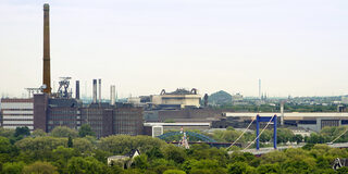 Blick von einem Hochhaus in Homberg-Hochheide auf das Kraftwerk "Hermann Wenzel" der ThyssenKrupp Steel AG und dem Stahlwerk der von Arcelor-Mittal (mitte) in Duisburg-Laar. Darüberhinaus sind die Eisenbahnbrücke und die Friedrich-Ebert-Brücke zu sehen.