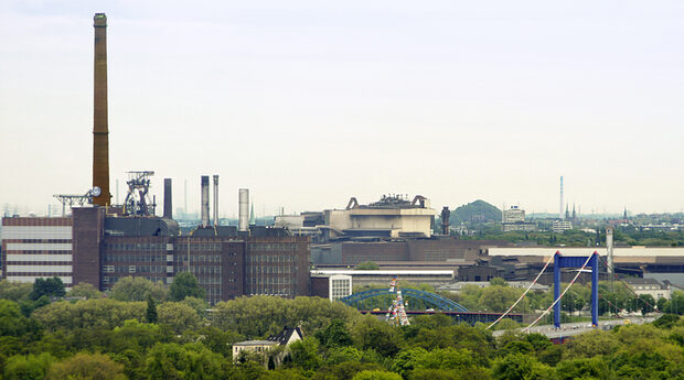 Blick von einem Hochhaus in Homberg-Hochheide auf das Kraftwerk "Hermann Wenzel" der ThyssenKrupp Steel AG und dem Stahlwerk der von Arcelor-Mittal (mitte) in Duisburg-Laar. Darüberhinaus sind die Eisenbahnbrücke und die Friedrich-Ebert-Brücke zu sehen.
