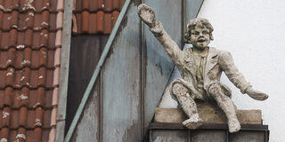 Laarer Junge am Giebel des Hauses Deichstraße 50.